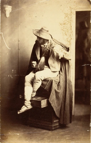 Edmond Lebel - Jules Picavet vêtu à l'italienne posant en musicien