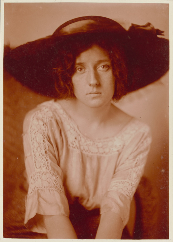 Charles Augustin Lhermitte - Portrait à mi-corps d'une jeune femme chapeautée d'...