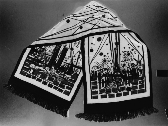 Anonyme - Echarpe ornée de la tour Eiffel
