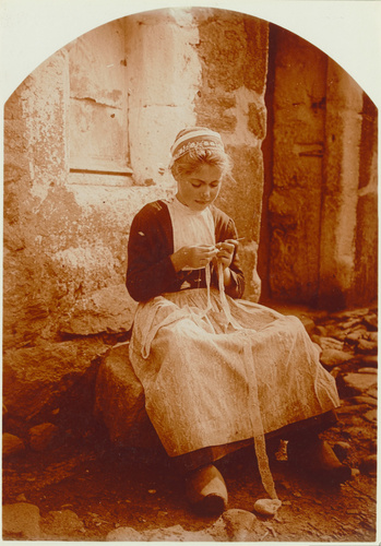 Charles Augustin Lhermitte - Douarnenez, jeune dentellière assise devant une mai...