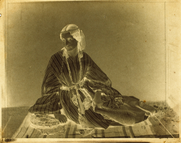 Julien Vallou de Villeneuve - Algérienne assise sur un tapis