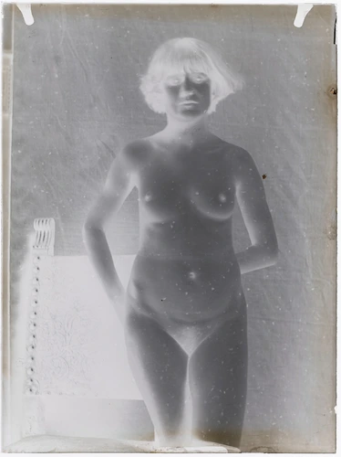 François-Rupert Carabin - Femme nue de face se tenant devant une chaise, main dr...