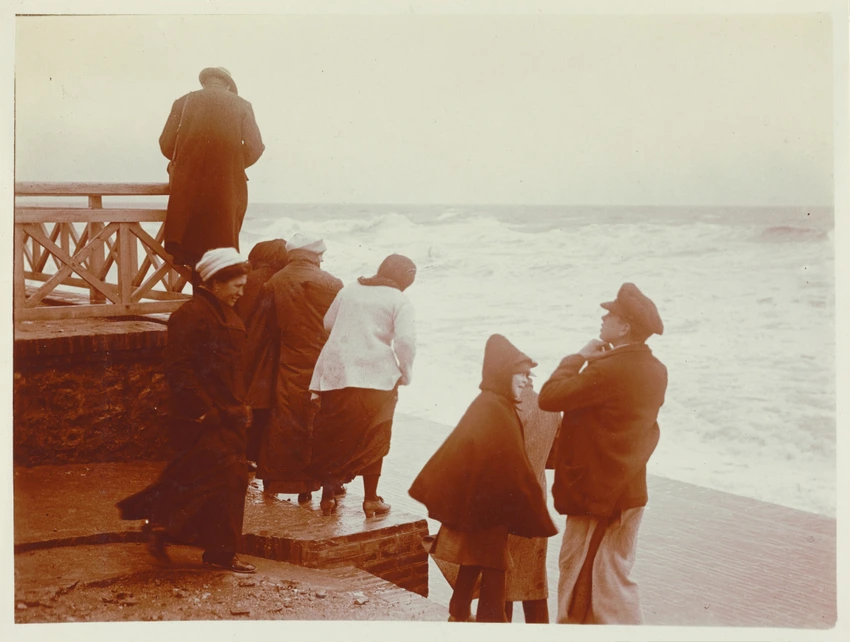 Deauville ou Trouville-sur-Mer ?, groupe de personnes devant la mer, par gros temps - Charles Augustin Lhermitte