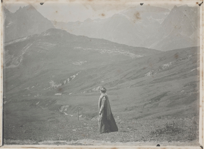 Anonyme - Femme de trois quarts dos, dans un paysage montagneux