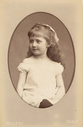 Walery - Buste avec bras d'une petite fille dans un oval