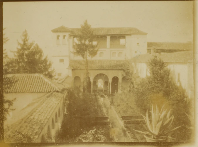 Emmanuel Bibesco - Façade sur jardin d'une demeure andalouse