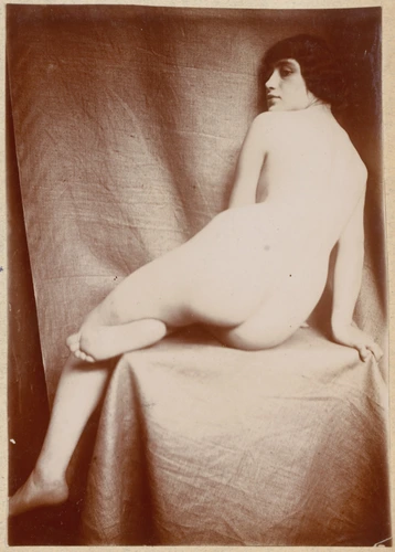 François-Rupert Carabin - Femme nue assise de dos, visage de profil gauche