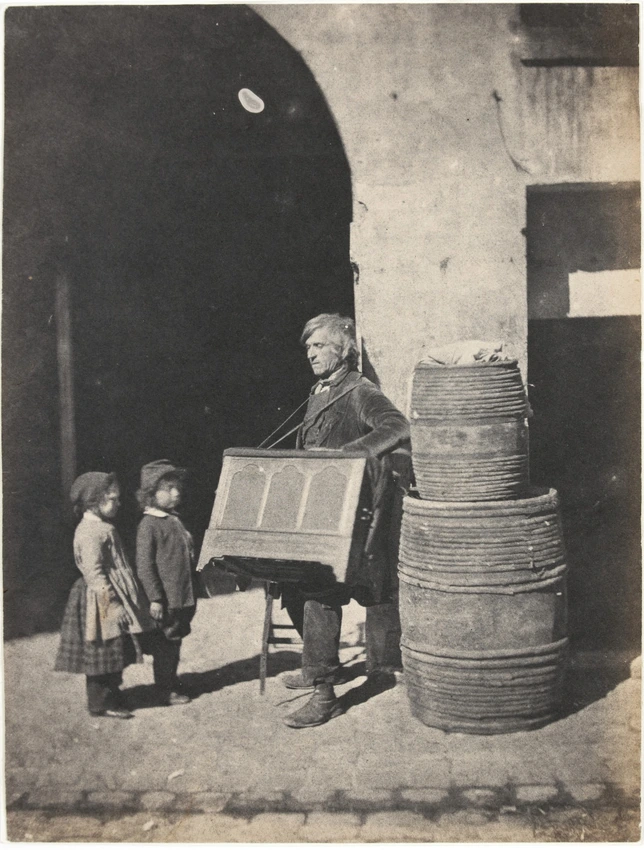 Le Joueur d'orgue de Barbarie et deux enfants qui l'écoutent - Charles Nègre