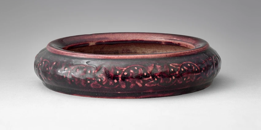 Socle en forme d'anneau violet-rose, décoré d'une frise florale en faible relief - Pierre Delbet