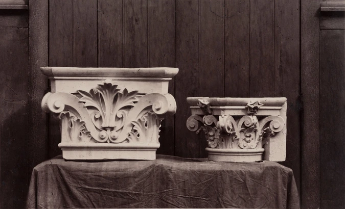 Charles Marville - Etude de deux chapiteaux sur un arrière-plan d'atelier