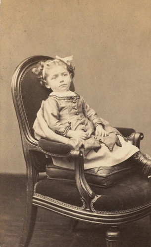 Pierre Lanith Petit - Claire Eiffel enfant assise dans un fauteuil