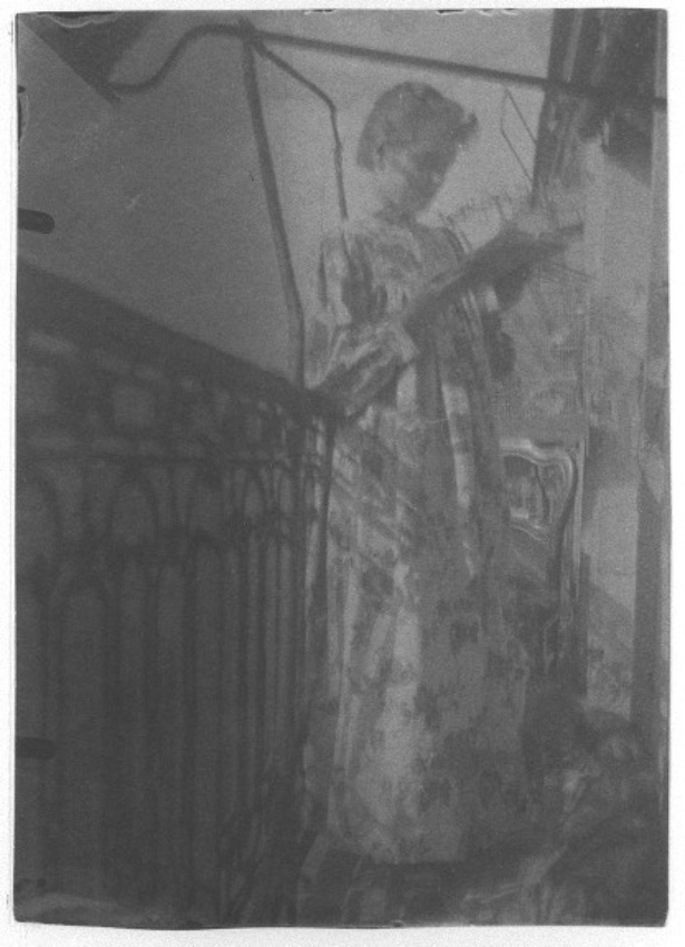 Henri Rivière - Madame Rivière debout sur un balcon, lisant