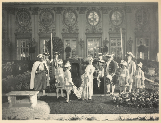 Joseph Byron - L'actrice Réjane sortant de sa chaise à porteurs, valets et laqua...