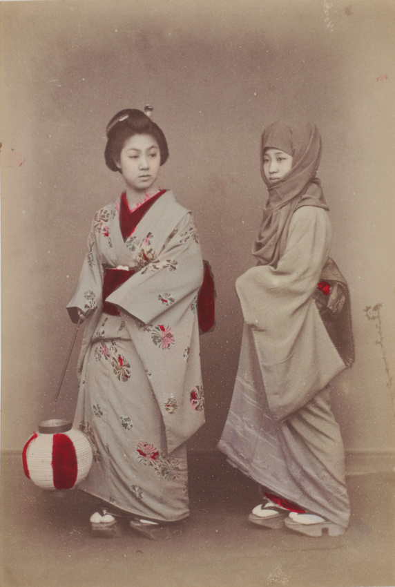 Ueno Hikoma - Deux jeunes japonaises marchant, en kimono