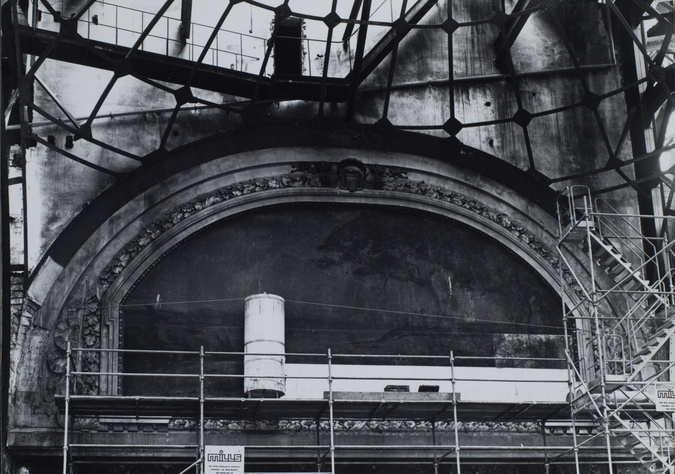 Jim Purcell - Vestibule, peinture de Cermon, calée contre un des pavillons, avan...