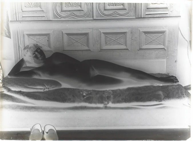 François-Rupert Carabin - Femme nue couchée sur le côté droit, de face, tête pos...