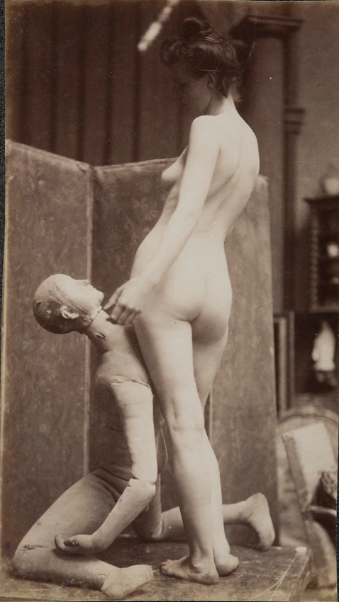 Jacques De Lalaing - Modèle féminin tenant un mannequin d’atelier