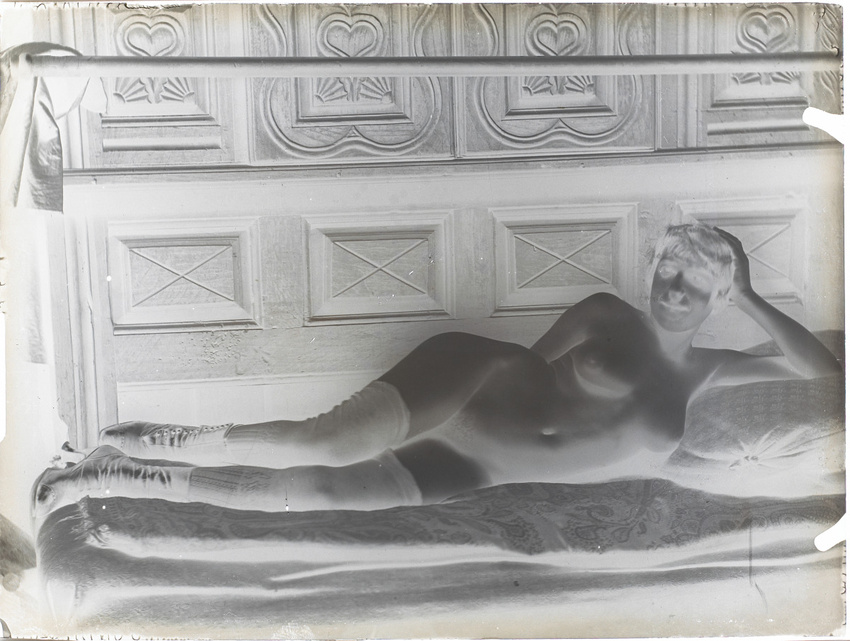 François-Rupert Carabin - Femme nue allongée de face, portant bas et chaussures