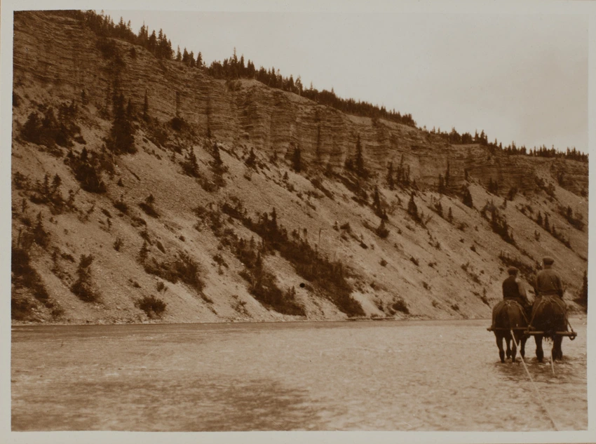 Anticosti, deux hommes à cheval traversant la rivière - Anonyme