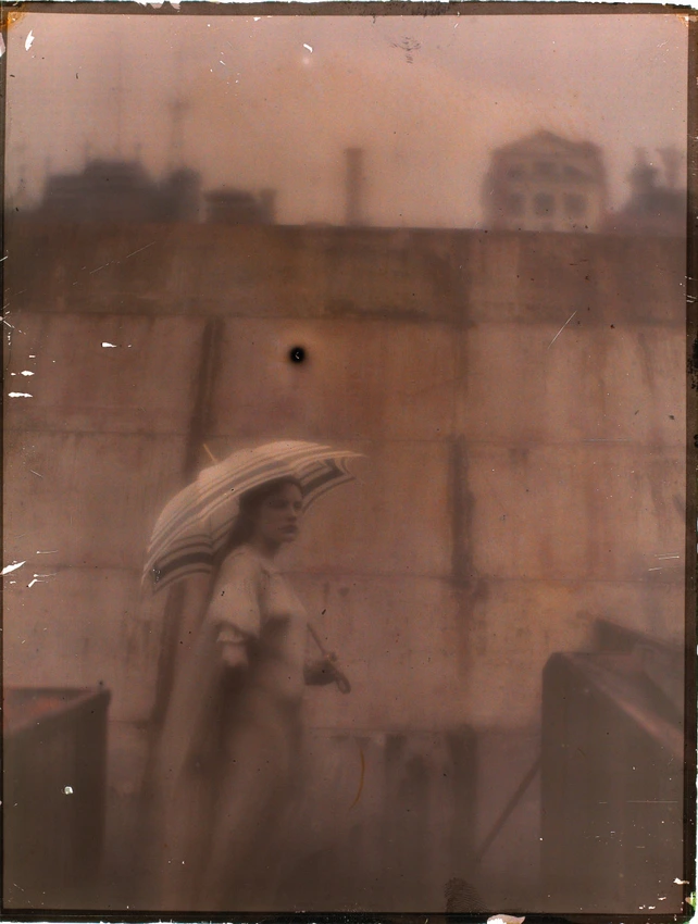 Florence Peterson debout, avec un parapluie - Paul Haviland