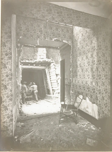 Emmanuel L. Pottier - Ouvriers au travail dans un intérieur en démolition