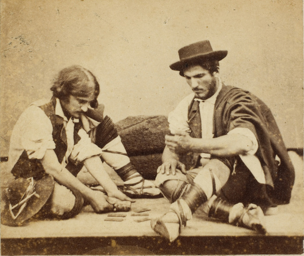 Fratoddi - Deux Ciociari jouant aux cartes, dans l'atelier du photographe