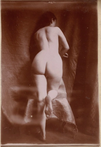 François-Rupert Carabin - Femme nue debout, de dos, jambe droite pliée
