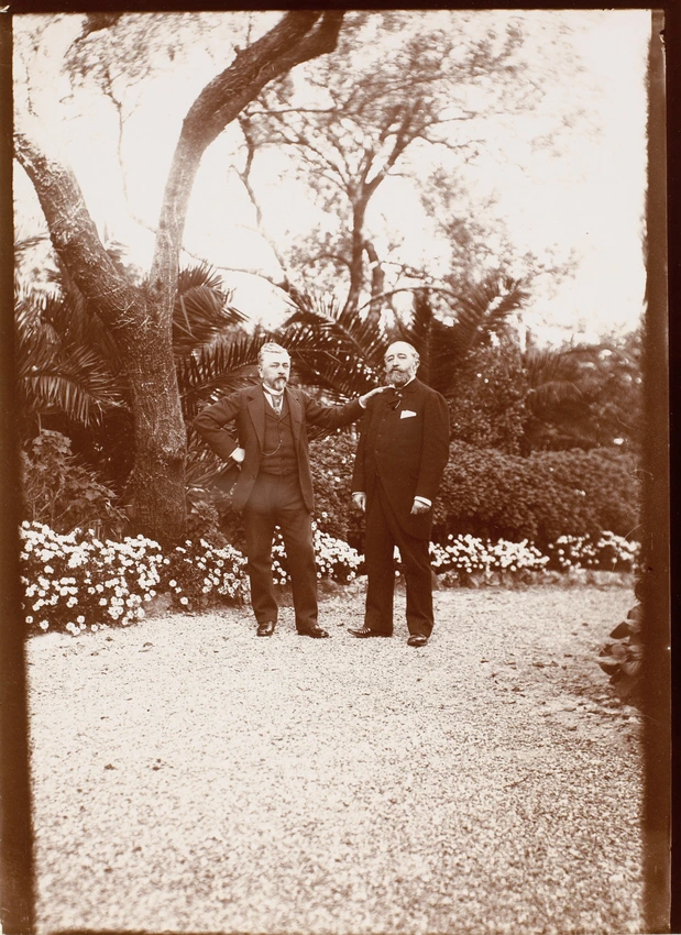 M. Cailletet, M. Eiffel et Mme Salles en promenade dans les environs de