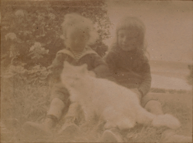 Maurice Denis - Noële et Joël Clouard [?] au chat blanc, Perros-Guirec (Côtes-d'...