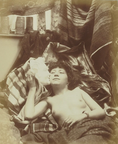 Anonyme - Modèle posant avec un masque dans un atelier d'artiste