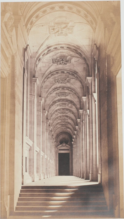 Edouard Baldus - La Colonnade intérieure, palais du Louvre, Paris