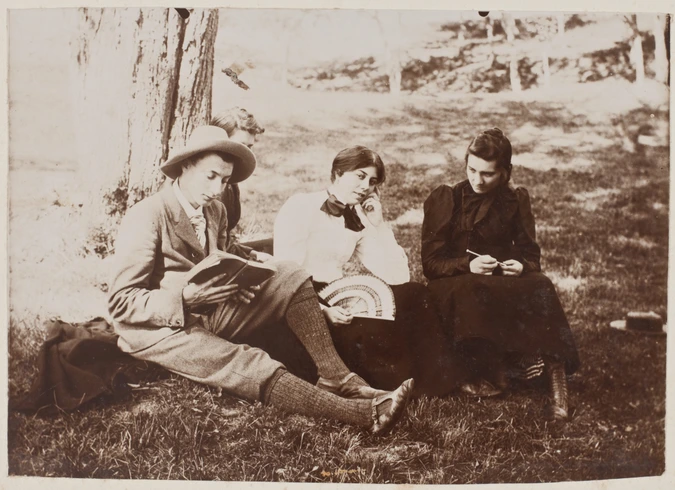Anonyme - Quatre jeunes gens, dont Paule Gobillard, assis dans la campagne