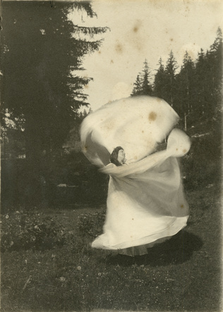 Anonyme - Yvonne Rouart dansant dans une robe prêtée par Loïe Fuller