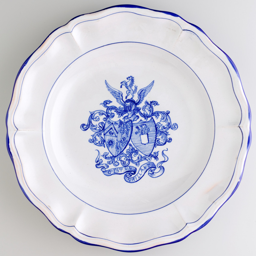 Charles Gallé - Assiette creuse, service aux armes de la famille Meixmoron de Do...