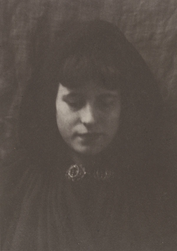 André Hachette - Tête de jeune femme brune, en capuchon et cape sombre