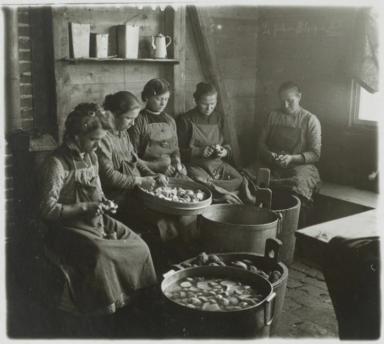 André de Boudinhon - Femmes épluchant des pommes de terre, dans la cuisine du ca...