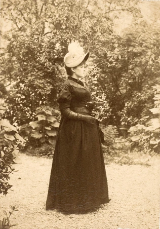 Alice Ledru dans le jardin de son père - Anonyme