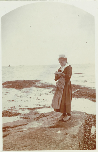 Charles Augustin Lhermitte - Concarneau, dentellière sur un rocher au bord de la...