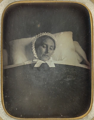 Anonyme - Femme sur son lit de mort, vue sous trois angles différents (ici, de f...