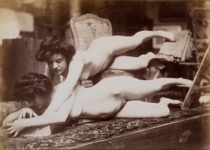 Jacques Lalaing de - Deux modèles féminins nus allongés sur un fauteuil et sur l...
