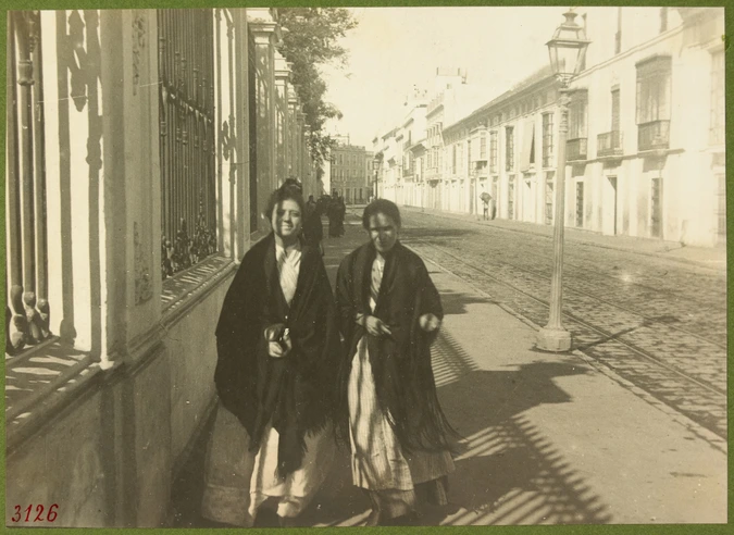 Anonyme - Deux femmes marchant dans une rue