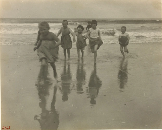 Anonyme - Scène de plage : enfants sortant de la mer