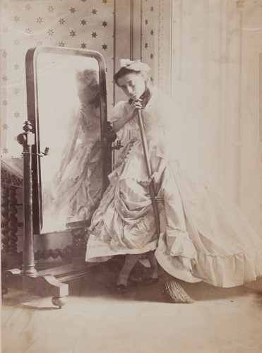 Clementina Hawarden - Isabella Grace Maude debout, un balai dans les mains, près...