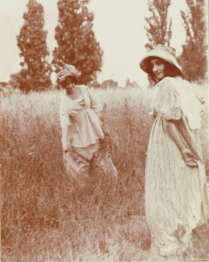 Deux jeunes femmes dans un pré - Charles Augustin Lhermitte
