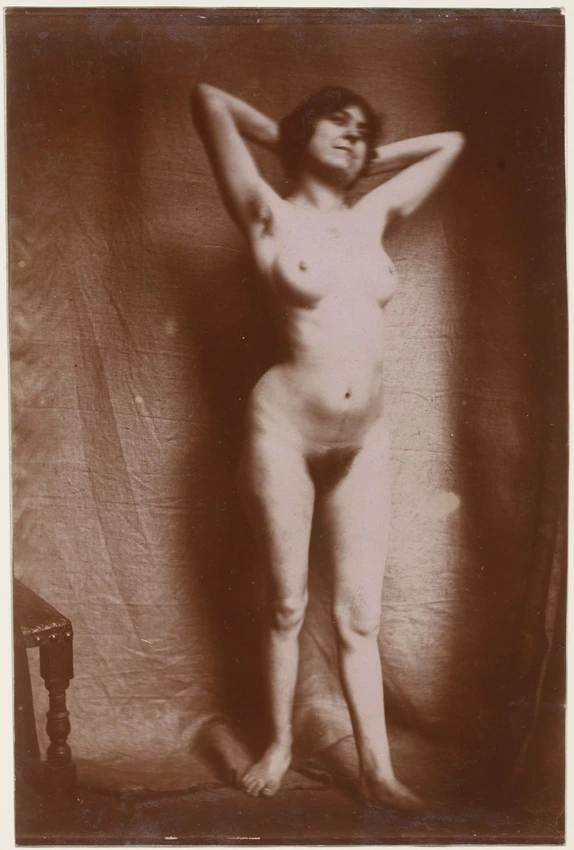 Femme nue debout, de face, bras derrière la tête - François-Rupert Carabin