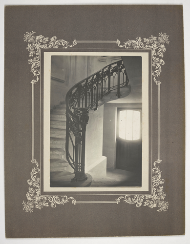 Anonyme - Euville, Hôtel de Ville, rampe d'escalier avec glands et feuilles de c...