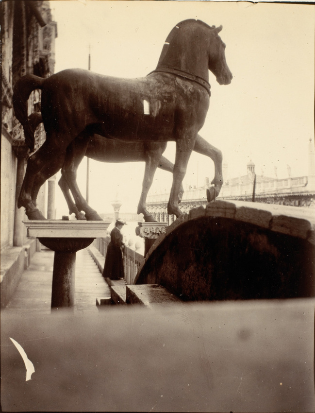 René Lalique - Alice Ledru dans la perspective des Chevaux de la basilique Saint...