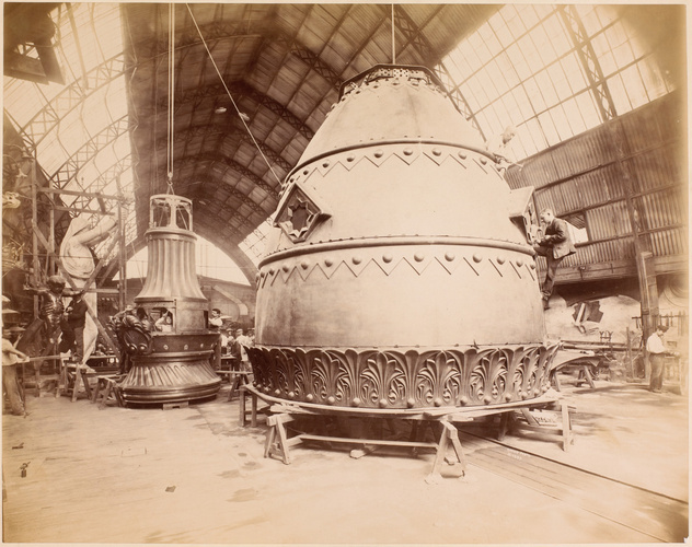 Union photographique francaise - Atelier Monduit, ouvrier travaillant au dôme de...