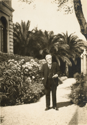 Anonyme - G. Eiffel dans le jardin de la villa Salles