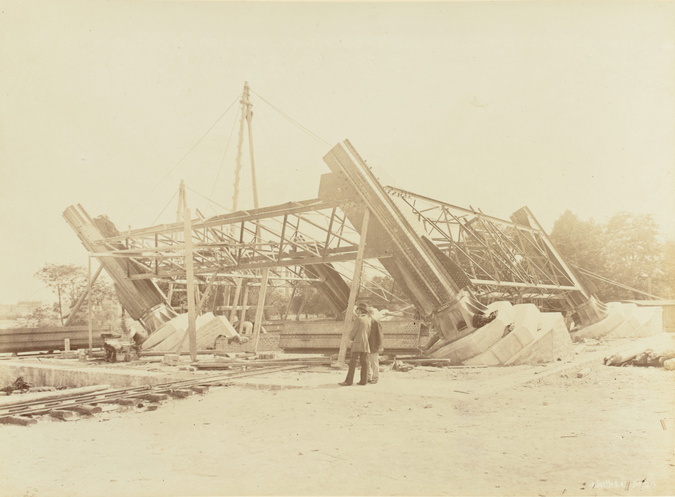 Louis-Emile Durandelle - G. Eiffel et un autre homme debout devant un des pîlier...